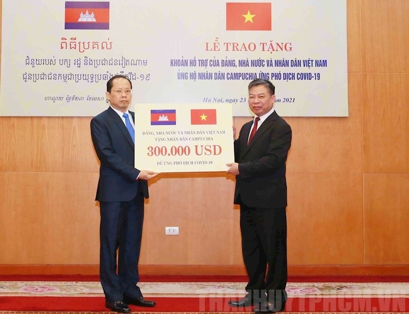 The aid handed over to Cambodian Ambassador to Vietnam Chhay Navuth.