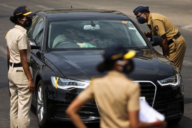 Police officers stop a car at a checkpoint during a weekend lockdown to limit the spread of the coronavirus disease (COVID-19), in Mumbai, India, April 10, 2021. (Photo: Reuters)