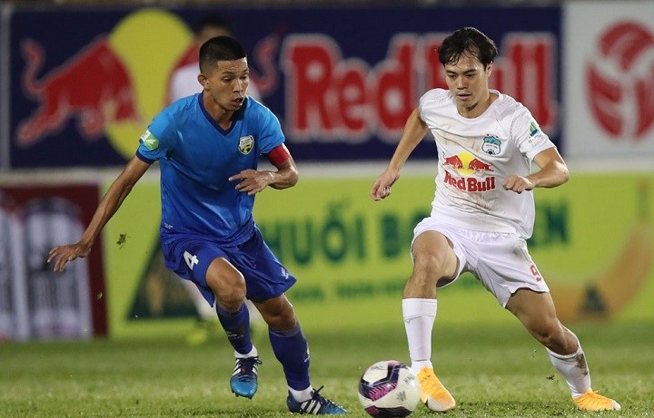 HAGL's Van Toan (in white) in action during the match. (Photo: VPF)