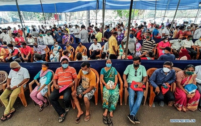 People wearing face masks wait for vaccination in Goregaon, a western suburb in Mumbai, India, April 26, 2021. (Source: Xinhua)