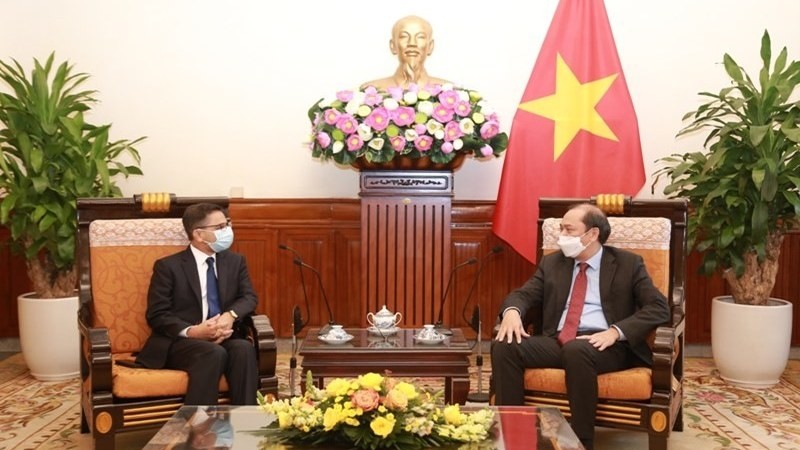 Deputy Minister of Foreign Affairs Nguyen Quoc Dung (right) receives Indian Ambassador to Vietnam Pranay Kumar Verma. (Photo: Ministry of Foreign Affairs)