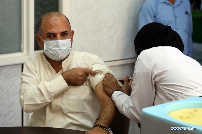 A man receives a dose of the COVID-19 vaccine at a hospital in Taiz province, Yemen, on April 25, 2021. The country is pushing forward its vaccination campaign against coronavirus. (Source: Xinhua) 