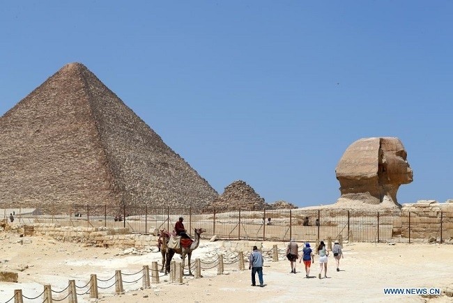 Tourists visit the Giza Pyramids scenic spot in Giza, Egypt, on April 26, 2021. Local tourism has been severely impacted by the COVID-19, with fewer tourists seen in the scenic area now. (Photo: Xinhua)