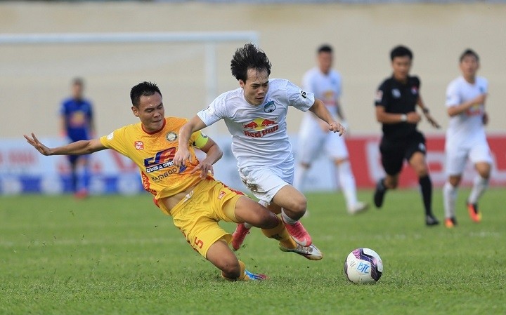 HAGL's Nguyen Van Toan (in white) in action during their match with Thanh Hoa FC in the V.League 1 on April 28. (Photo: VPF)