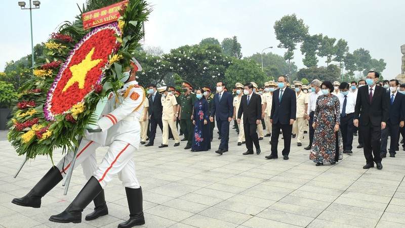 Ho Chi Minh City leaders pay tribute to revolutionary heroes. (Photo: SGGP)