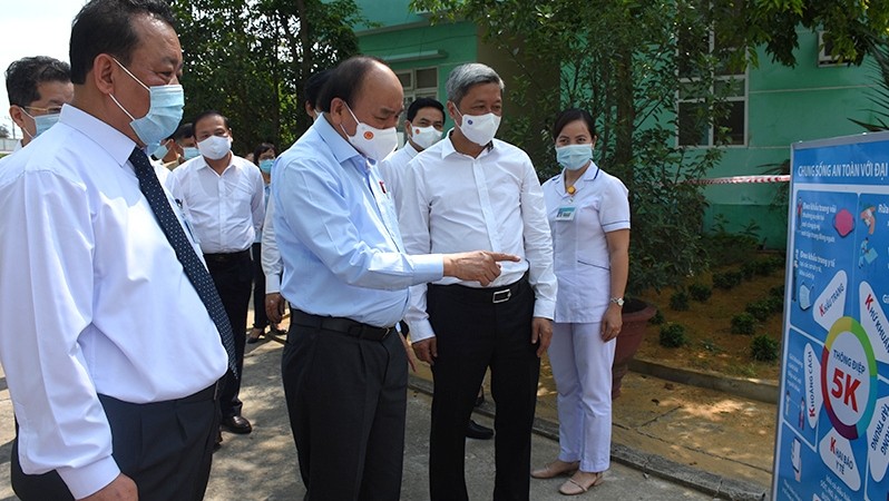 President Nguyen Xuan Phuc and officials inspect the Da Nang Hospital for Lung Diseases on April 30, 2021. (Photo: NDO/Anh Dao)