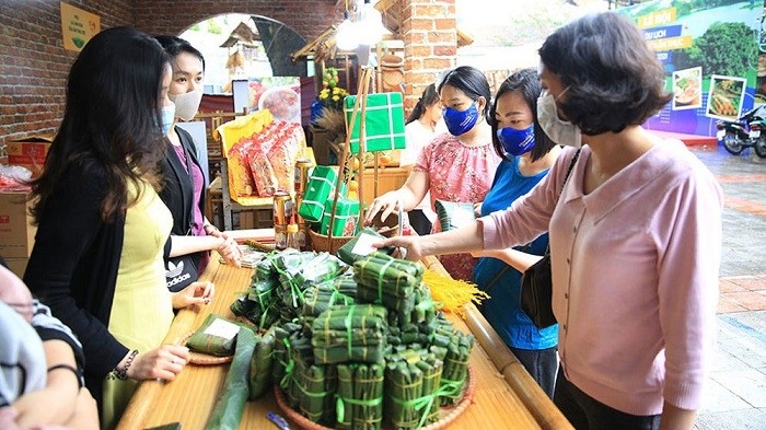 Visitors at the Hanoi Tourism and Cuisine Festival 2021 (Photo: hanoimoi.com.vn)
