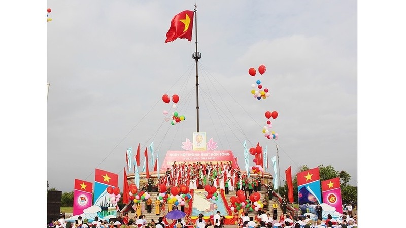 National flag being raised at the Hien Luong - Ben Hai historic site in Vinh Linh District, Quang Tri Province on April 30, 2021. (Photo: NDO/Lam Quang Huy)
