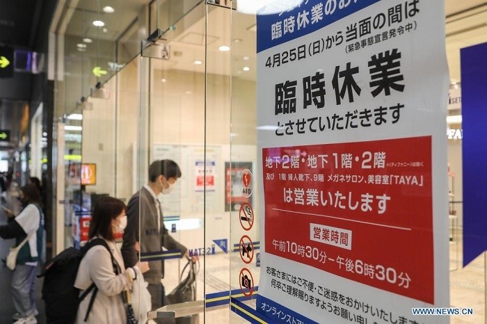 A sign saying shops are temporarily closed or shortened business hours is seen at the entrance of a department store during the start of Japan's Golden Week in Kyoto, Japan, April 29, 2021. The Japanese government imposed a state of emergency until May 11 in Tokyo, Osaka, Kyoto and Hyogo, which is aimed at curbing a surge in COVID-19 cases during the Golden Week holidays. (Photo: Xinhua)