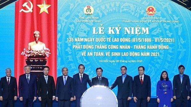 President Nguyen Xuan Phuc (4th, left) and delegates witness the launch of the Workers’ Month and the Month for Labour Safety and Hygiene. (Photo: VNA)