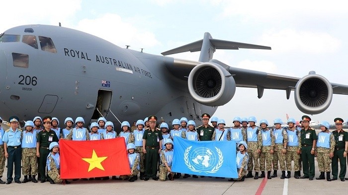 Deputy Defence Minister Sen. Lieut. Gen Nguyen Chi Vinh (C) with staff of the level-2 hospital No.1, before departure to South Sudan for UN peacekeeping mission. (Photo: VNA)