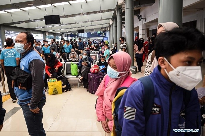 Passengers wait to take the train to travel back hometown for Eid al-Fitr festival in Jakarta, Indonesia, May 1, 2021. Indonesia has issued a letter of prohibition on travels using land, air and water transportation means from May 6 to May 17, to curb the pandemic during the Islamic post-fasting festivity Eid al-Fitr. (Photo: Xinhua)