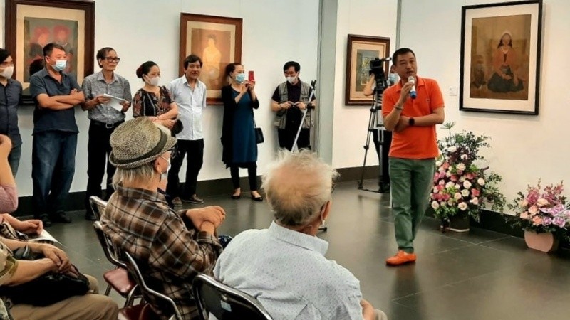Artist Le Thiet Cuong introduces paintings by artist Linh Chi at the opening of the exhibition. (Photo: NDO/Giang Nam)