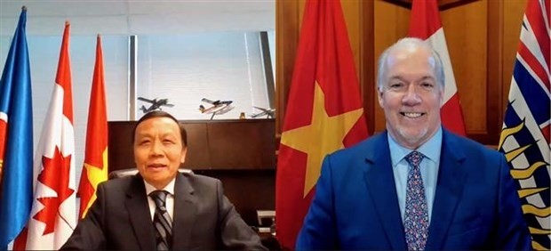 Consul General of Vietnam in Vancouver, Canada, Nguyen Quang Trung (L) and  Premier of British Columbia John Horgan during the working session (Photo: VNA)