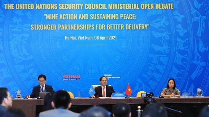 Foreign Minister Bui Thanh Son (C) chair UNSC's open debate on mine action (Photo: VNA)