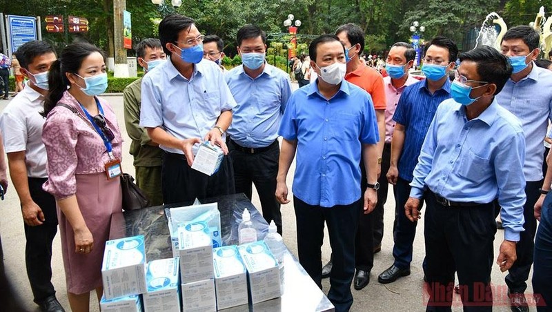 Hanoi authorities inspect COVID-19 prevention and control work at Thu Le Park on May 1, 2021. (Photo: NDO/Duy Linh)
