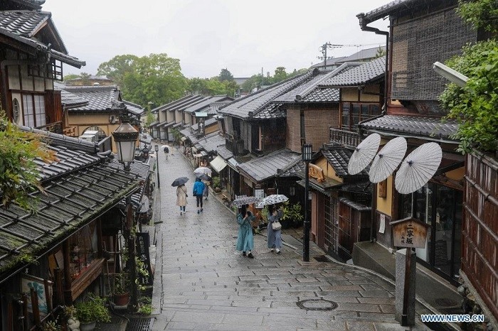 Few people and temporarily closed shops are seen during the start of Japan's Golden Week at Ninen-zaka in Kyoto, Japan, April 29, 2021. (Photo: Xinhua)