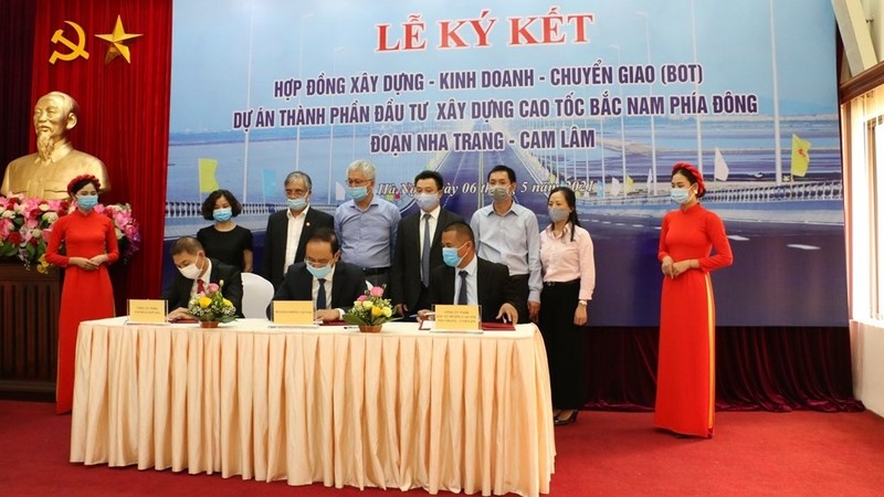 At the signing ceremony for the construction of the North-South expressway’s Nha Trang – Cam Lam section.