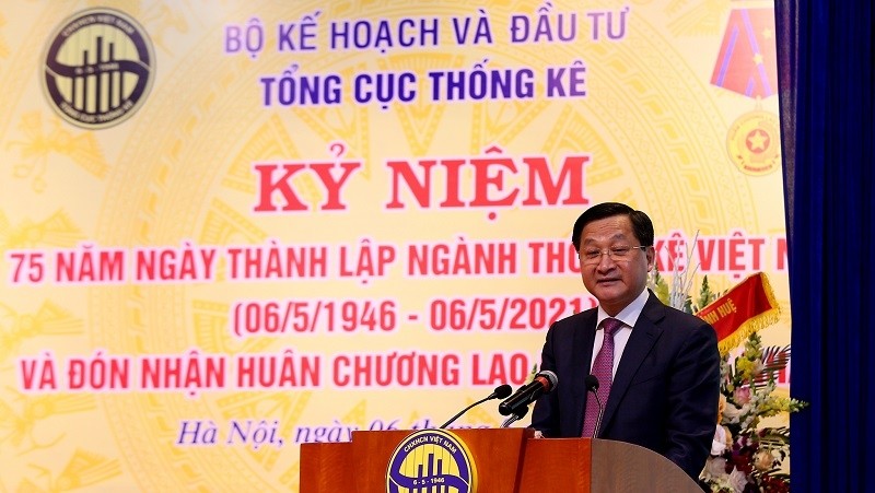 Deputy PM Le Minh Khai speaking at the founding anniversary of the statistical sector. (Photo: GSO)