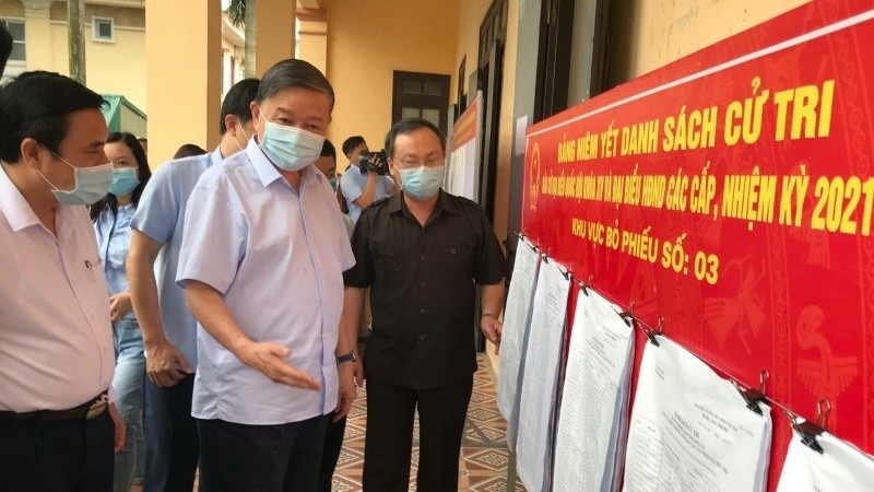 Politburo member and Minister of Public Security To Lam visiting the community house of An Thinh residential area in Hien Nam Ward, Hung Yen City. (Photo: NDO)