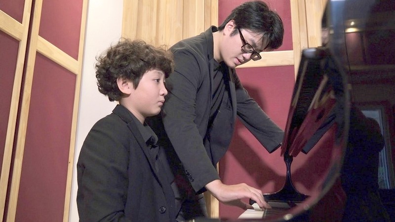 Luu Duc Anh teaches piano to a student at the Inspirito School of Music (Photo: baodautu.vn)