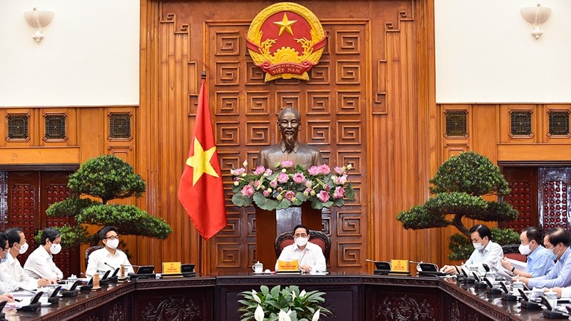 Prime Minister Pham Minh Chinh (C) at the working session. (Photo: VGP)