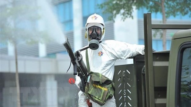 Soldiers from the Vietnamese army's chemical division disinfects the National Hospital for Tropical Diseases in Hanoi. (Photo: VNA)