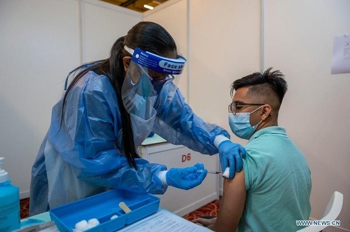 A man receives a dose of the COVID-19 vaccine at a COVID-19 vaccination center in Kuala Lumpur, Malaysia, May 5, 2021. Malaysia reported 3,744 new COVID-19 infections, the Health Ministry said on Wednesday, bringing the national total to 424,376. (Photo: Xinhua)
