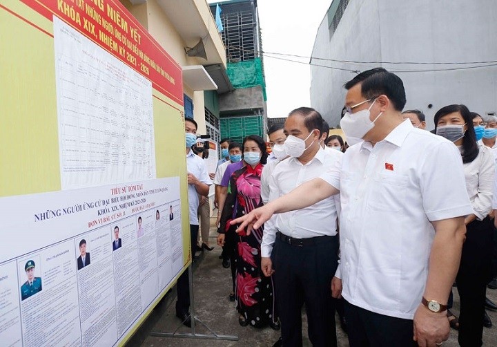 NA Chairman Vuong Dinh Hue inspects preparations for the upcoming elections in An Tuong ward, Tuyen Quang city, Tuyen Quang province on May 6.