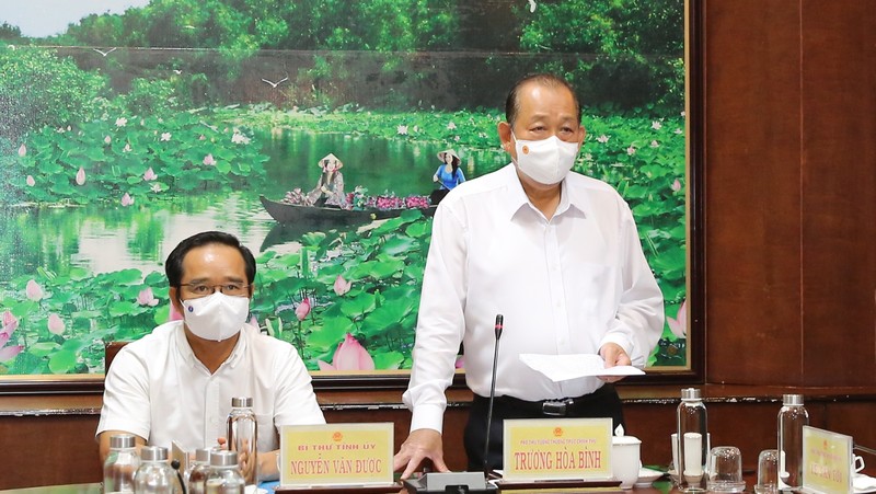 Deputy PM Truong Hoa Binh speaking at the working session with leaders of Long An province. (Photo: VGP)