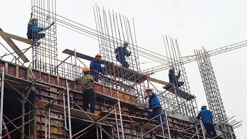Workers on a construction site of a high-rise apartment building in Nam Tu Liem district, Hanoi. (Photo: NDO/Ngoc Mai)