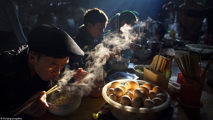 The photo "Breakfast at a rural market" by Nguyen Huu Thong.