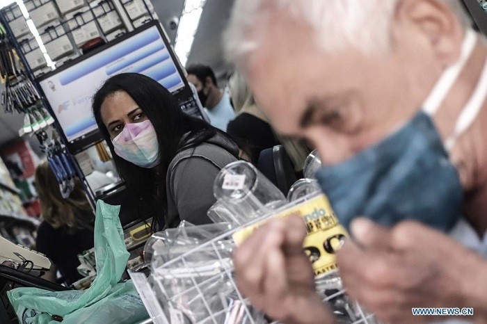 A consumer is seen in a shop amid COVID-19 outbreak in Sao Paulo, Brazil, on May 6, 2021. Brazil on Thursday reported 2,550 more deaths from COVID-19, raising the national count to 416,949, the Ministry of Health said. The ministry said 73,380 more cases were detected, raising the nationwide tally to 15,003,563. (Photo: Xinhua)