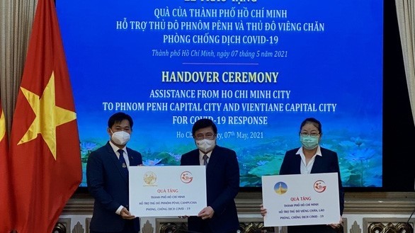 Chairman of Ho Chi Minh City People's Committee Nguyen Thanh Phong (middle) presents the assistances to Vientiane and Phnom Penh. (Photo: tuoitre.vn)
