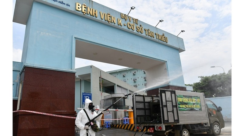 Functional forces conducting disinfection on the entire Tan Trieu K Hospital in Thanh Tri District, Hanoi, on the afternoon of May 7, 2021. (Photo: NDO/Duy Linh)