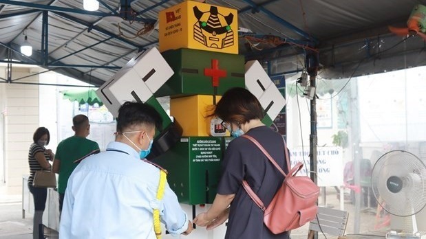 Hand disinfecting and temperature checking with a robot at Thong Nhat Hospital in Ho Chi Minh City (Photo: VNA) 