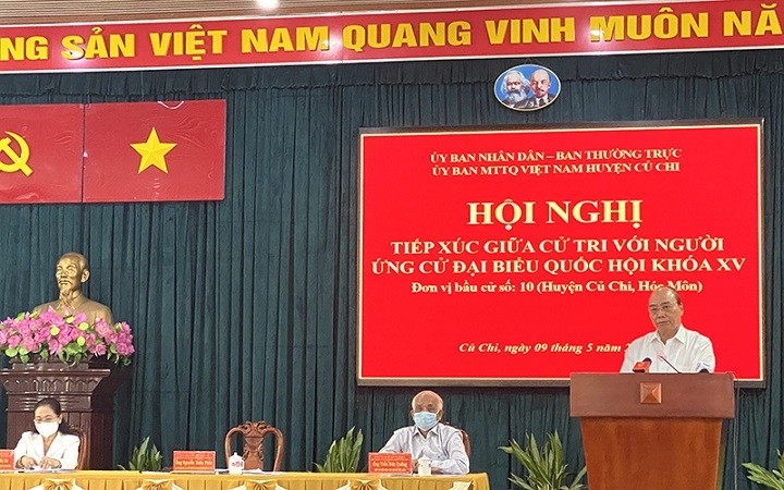 President Nguyen Xuan Phuc delivers his action programme during a meeting between NA candidates of Ho Chi Minh City's constituency No. 10 and local voters in Cu Chi District on May 9.