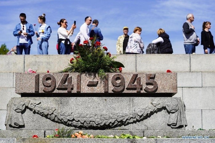   People gather at the Soviet Memorial in Treptower Park to mark the 76th anniversary of the end of World War II in Europe, known as Victory in Europe Day, in Berlin, capital of Germany, May 9, 2021. (Photo: Xinhua)