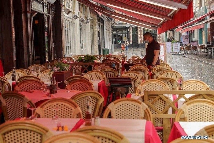 A staff member of a restaurant prepares for the reopening in Brussels, Belgium, May 8, 2021. With the infection rate showing gradual signs of decline, the Belgian government allowed the reopening of the terraces of restaurants starting from May 8 and the night curfew will also be lifted, allowing people to stay out after 10 p.m. (Photo: Xinhua)