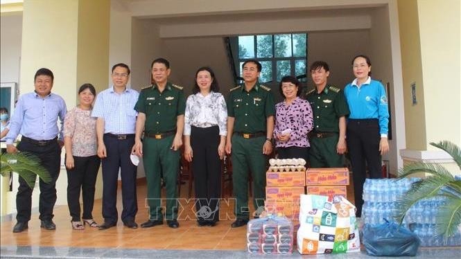 Gifts presented to border guards on frontline against pandemic (Photo: VNA)