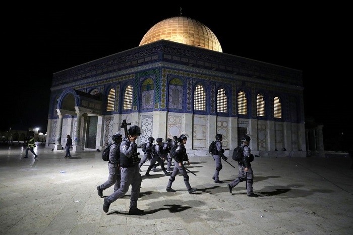 Israeli police walk near the Dome of the Rock during clashes with Palestinians at a compound known to Muslims as Noble Sanctuary and to Jews as Temple Mount, amid tension over the possible eviction of several Palestinian families from homes on land claimed by Jewish settlers in the Sheikh Jarrah neighbourhood, in Jerusalem's Old City, May 7, 2021. (Photo: Reuters)