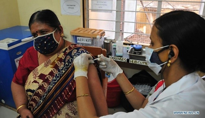 A medical worker administers a COVID-19 vaccine jab to a woman at a hospital in Bangalore, India, May 8, 2021. (Photo: Xinhua)