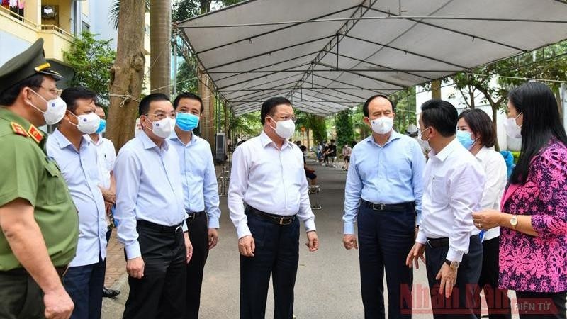 Secretary of Hanoi municipal Party Committee Dinh Tien Dung and other leaders inspecting the COVID-19 sampling in Kim Chung commune. 
