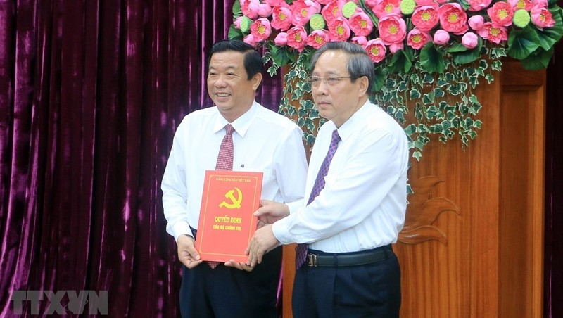 Deputy Head of the PCC’s Commission for Organisation Hoang Dang Quang hands over the Politburo’s decision to Bui Van Nghiem. (Photo: VNA)