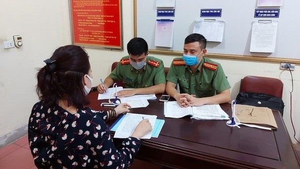 The local police forces working with one of the two people posting false information about the pandemic in Nghe An province. (Photo: baonghean)