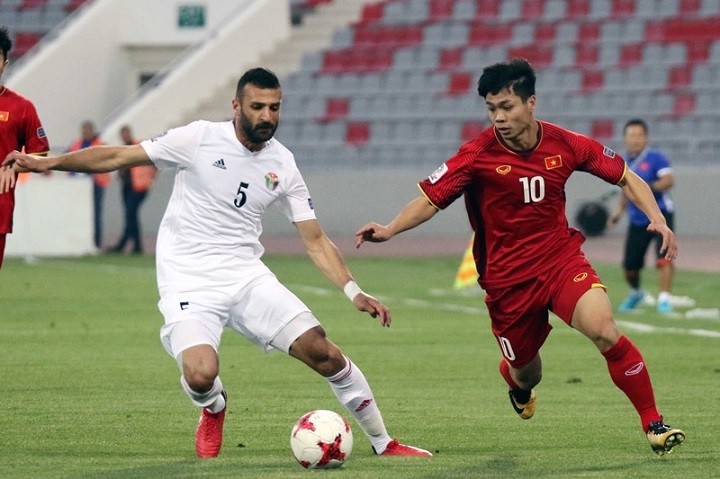 Vietnam's Nguyen Cong Phuong (in red) in action during a clash with the Jordanian team in the past. (Photo: VFF)