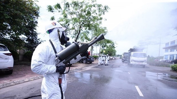 Soldiers disinfecting National Hospital for Tropical Diseases in Hanoi's Dong Anh district, which is one of the country's COVID-19 hotspots at present. (Photo: VNA)