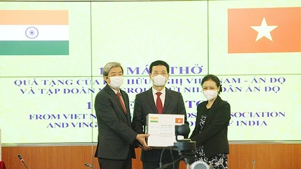 The Vietnam – India Friendship Association presents 100 ventilators to Indian people (Photo: VNA)