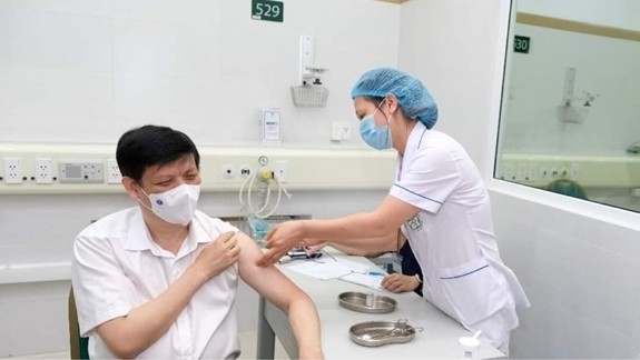 Minister of Health Nguyen Thanh Long receives a COVID-19 vaccine shot at Hanoi's Bach Mai Hospital on May 6, 2021. (Photo: TRAN MINH)