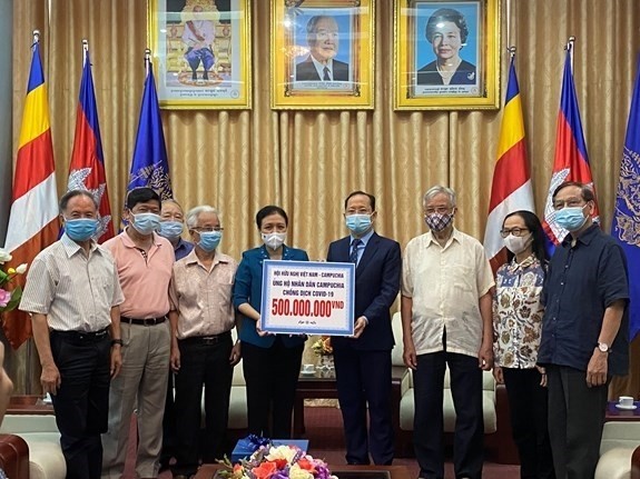 VUFO President Ambassador Nguyen Phuong Nga (fourth from left) presents VND500 million to Cambodian Ambassador to Vietnam Chay Navuth (Photo: VNA)
